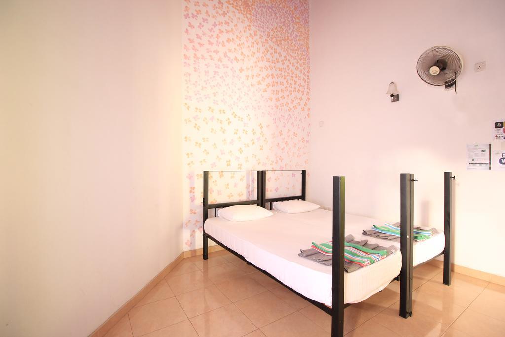 Flipflop Hostel Негомбо Экстерьер фото