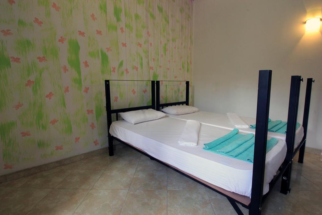 Flipflop Hostel Негомбо Экстерьер фото