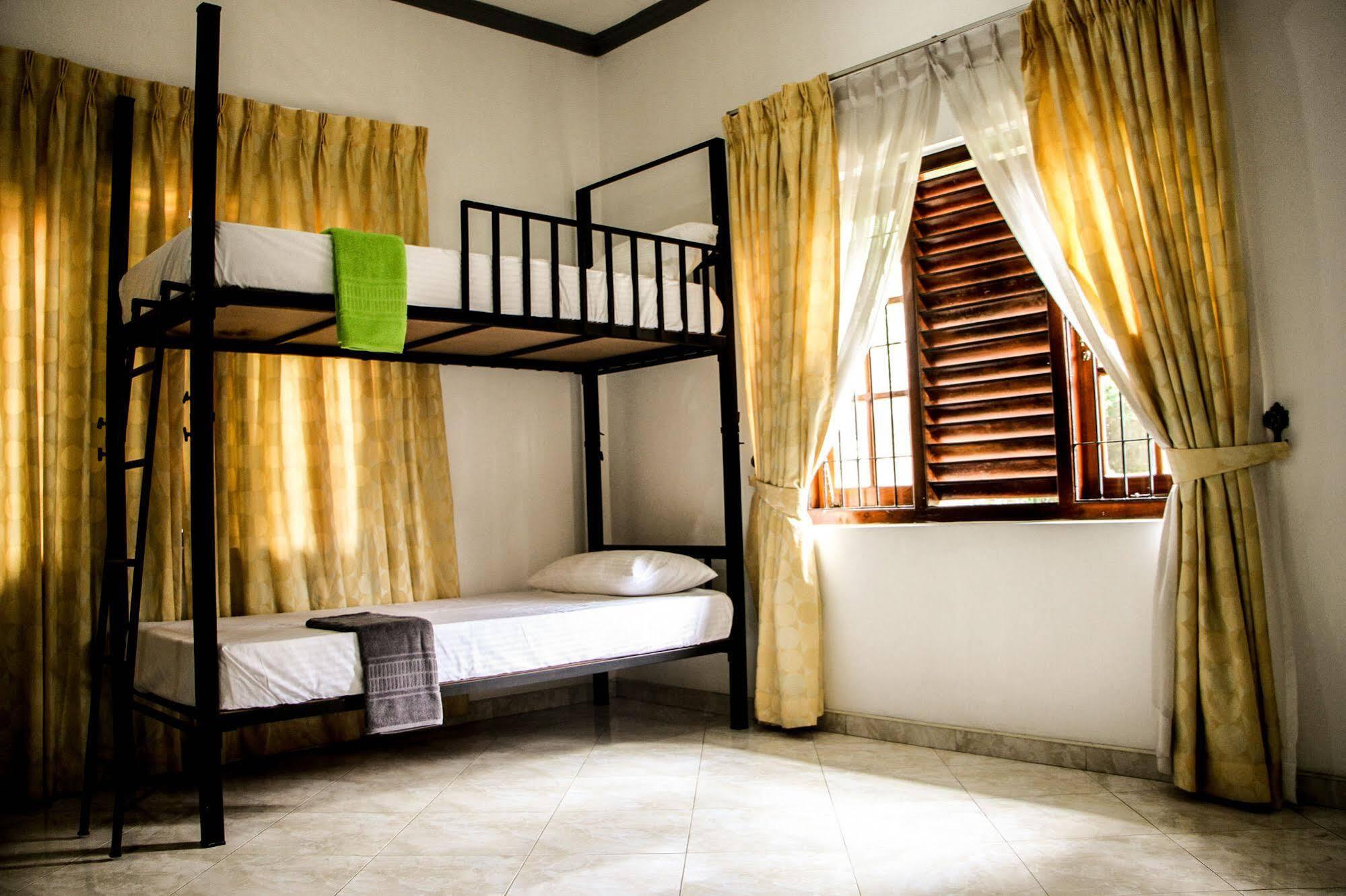 Flipflop Hostel Негомбо Экстерьер фото