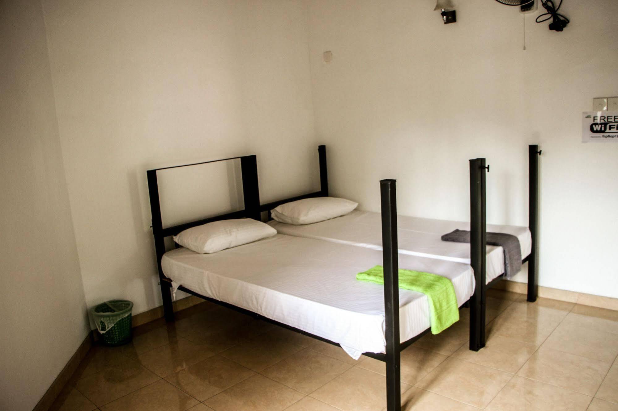 Flipflop Hostel Негомбо Экстерьер фото