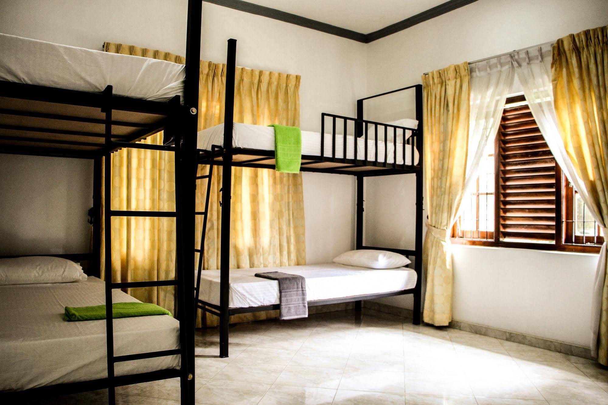 Flipflop Hostel Негомбо Экстерьер фото