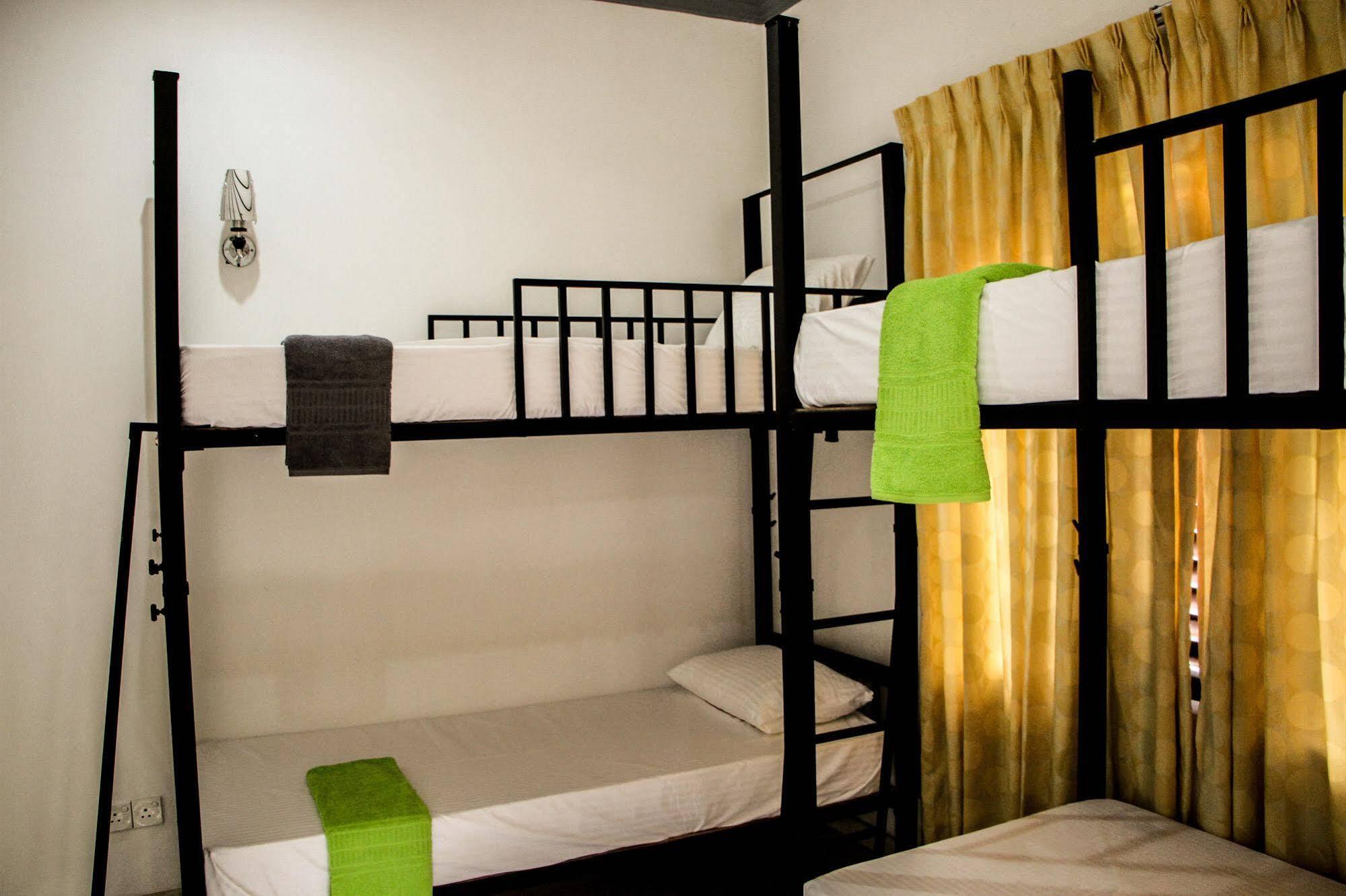 Flipflop Hostel Негомбо Экстерьер фото
